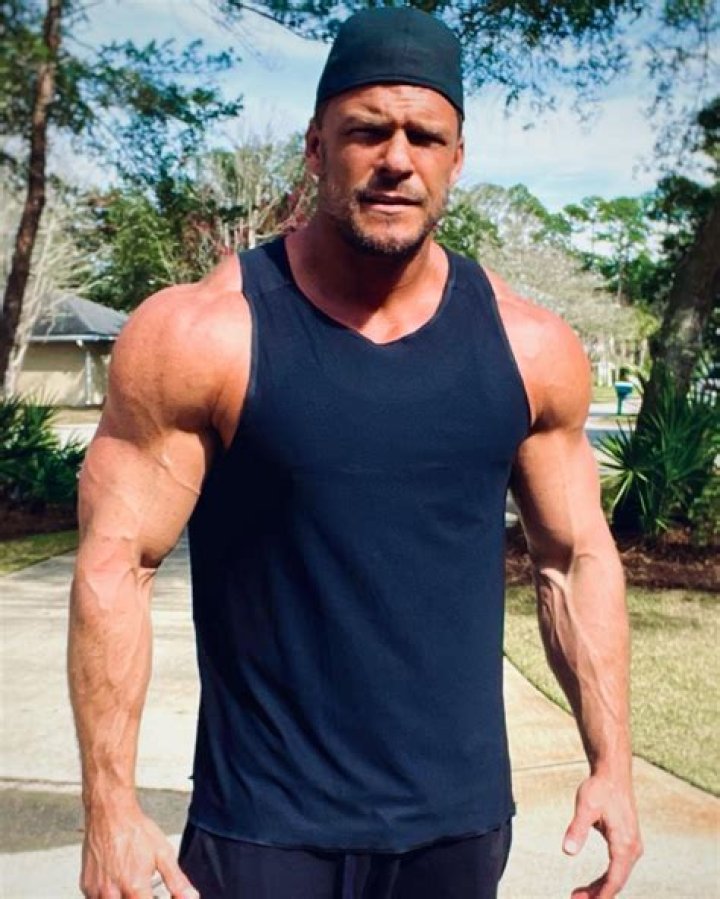 How tall is Alan Ritchson - Page 2