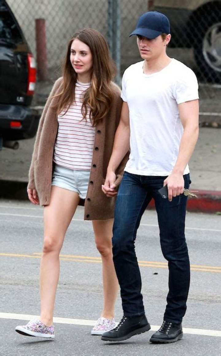 How tall is Alison Brie