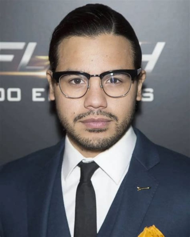 How tall is Carlos Valdes
