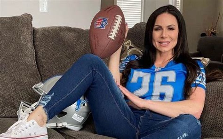 How tall is Kendra Lust