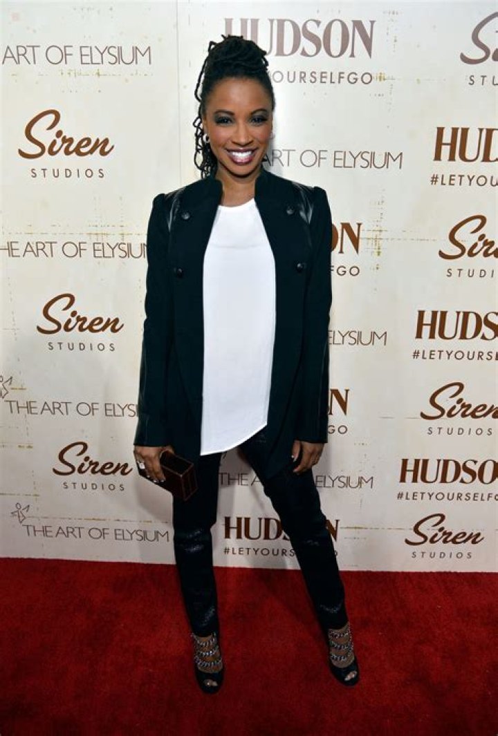 How tall is Shanola Hampton