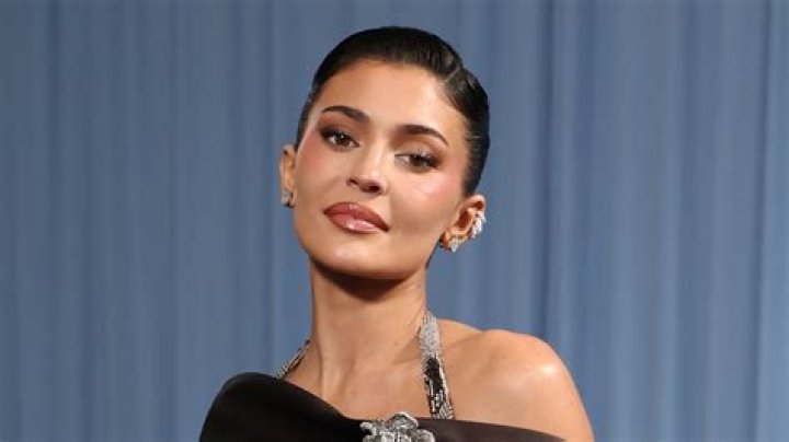 Kylie Jenner Shows Off Insanely Flat Abs, Proving Her Post-Baby Body Is Even Sicker Than Before!