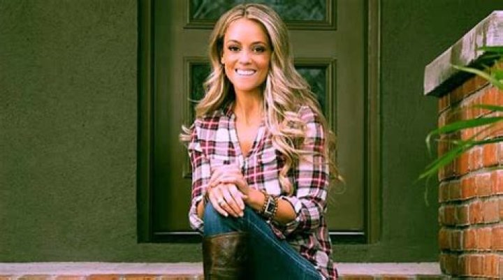 Nicole Curtis net worth, age, height, measurements, wiki bio. 2022