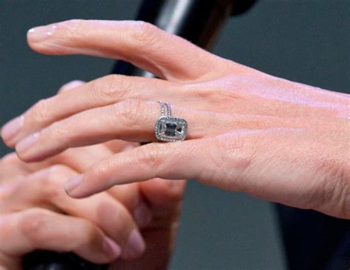 REPORTGwyneth Paltrow Shops For an Engagement Ring With Boyfriend Brad Falchuk!